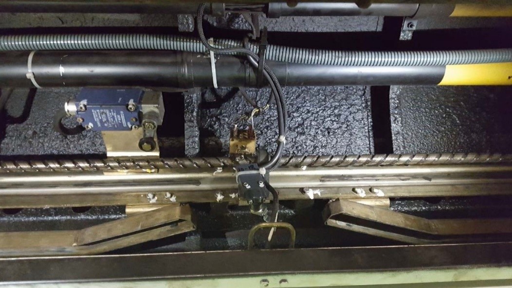 A la imatge veiem una part del fossat d'un ascensor on s'ha aplicat betum amb amiant sobre unes plaques metàl·liques.