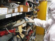 A la imatge veiem un cordó d'amiant en el prestatge d'un magatzem de manteniment.