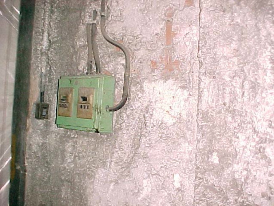 A la imatge veiem una sala amb una de les parets arrebossada amb morter d'amiant.